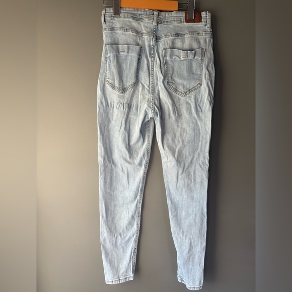 Zara, size 6, light white washed skinny denim
Jeans , fitted - Picture 5 of 5